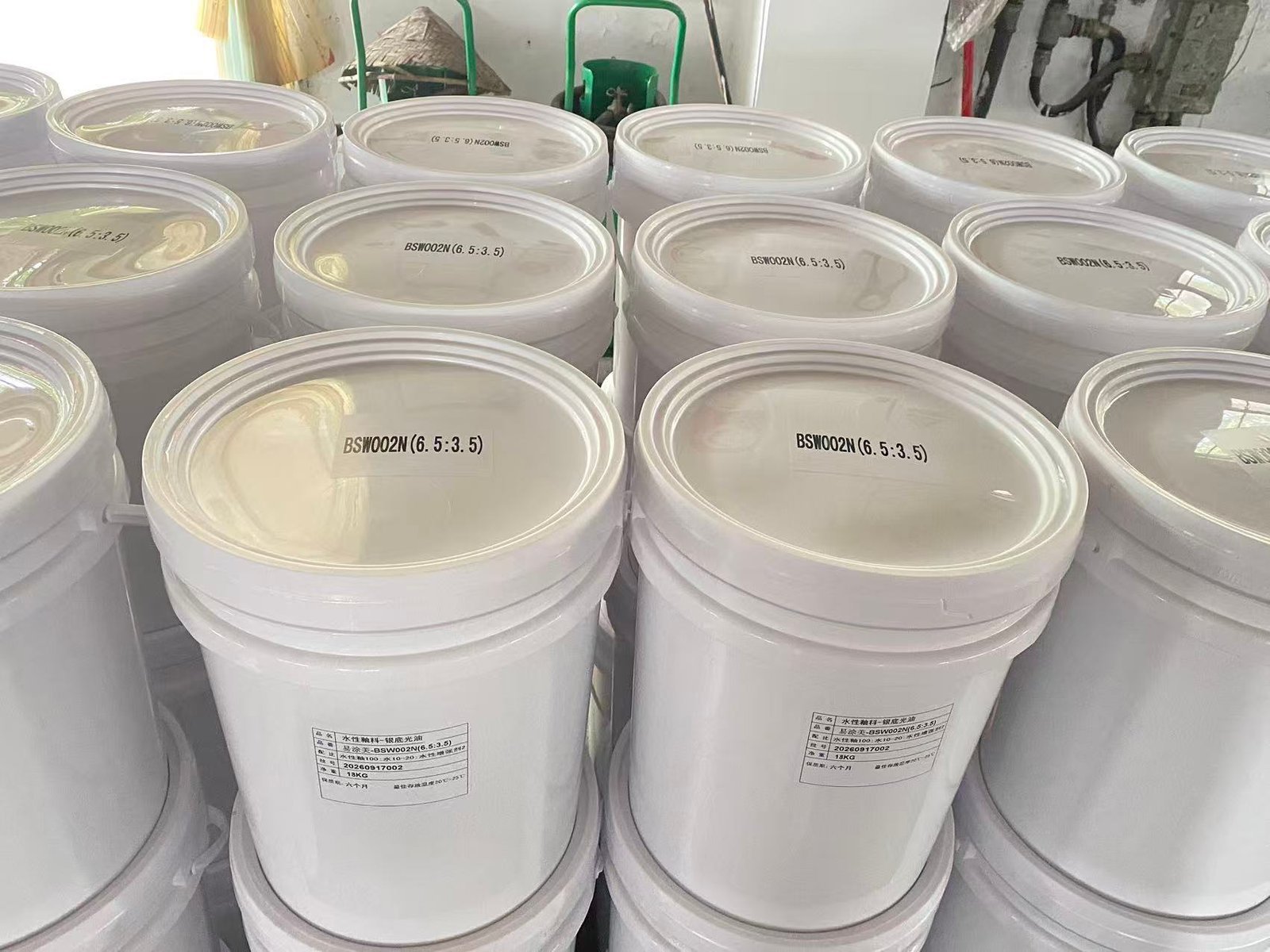 Water-based glass coating product drums in warehouse packaging — linkonink